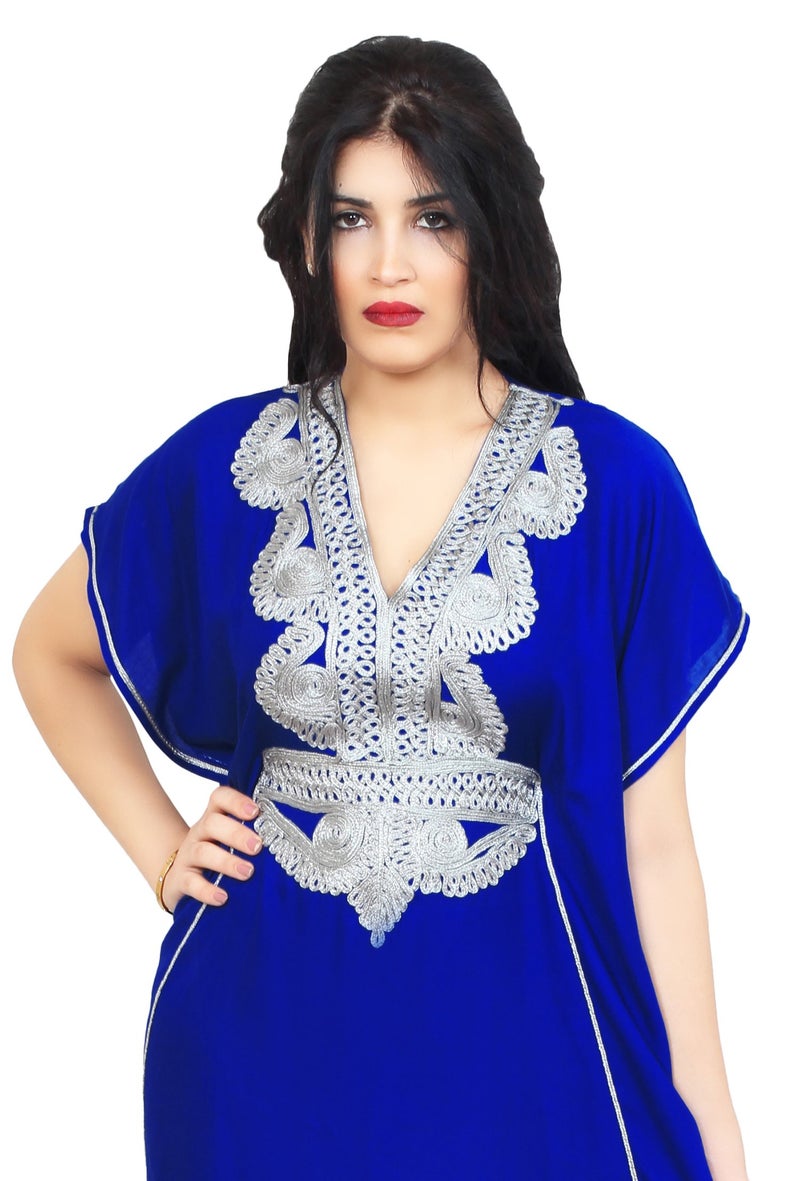 Treasures Of Morocco قفاطين مغربية مصنوعة يدويًا بتطريز فضي يدوي قابل للتنفس ناعم أزرق ملكي - Image 1